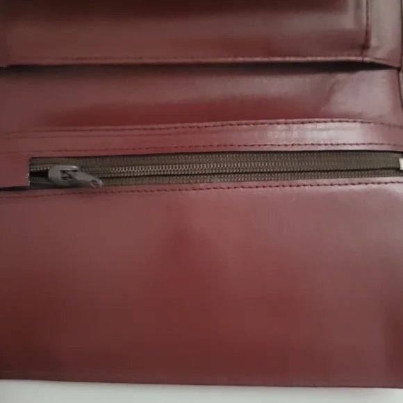 Cartier signature wallet with inside kiss lock and zipper pocket. EUC - Picture 12 of 13
